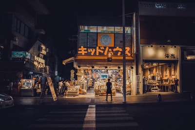 建筑摄影的灰色和棕色的房子
